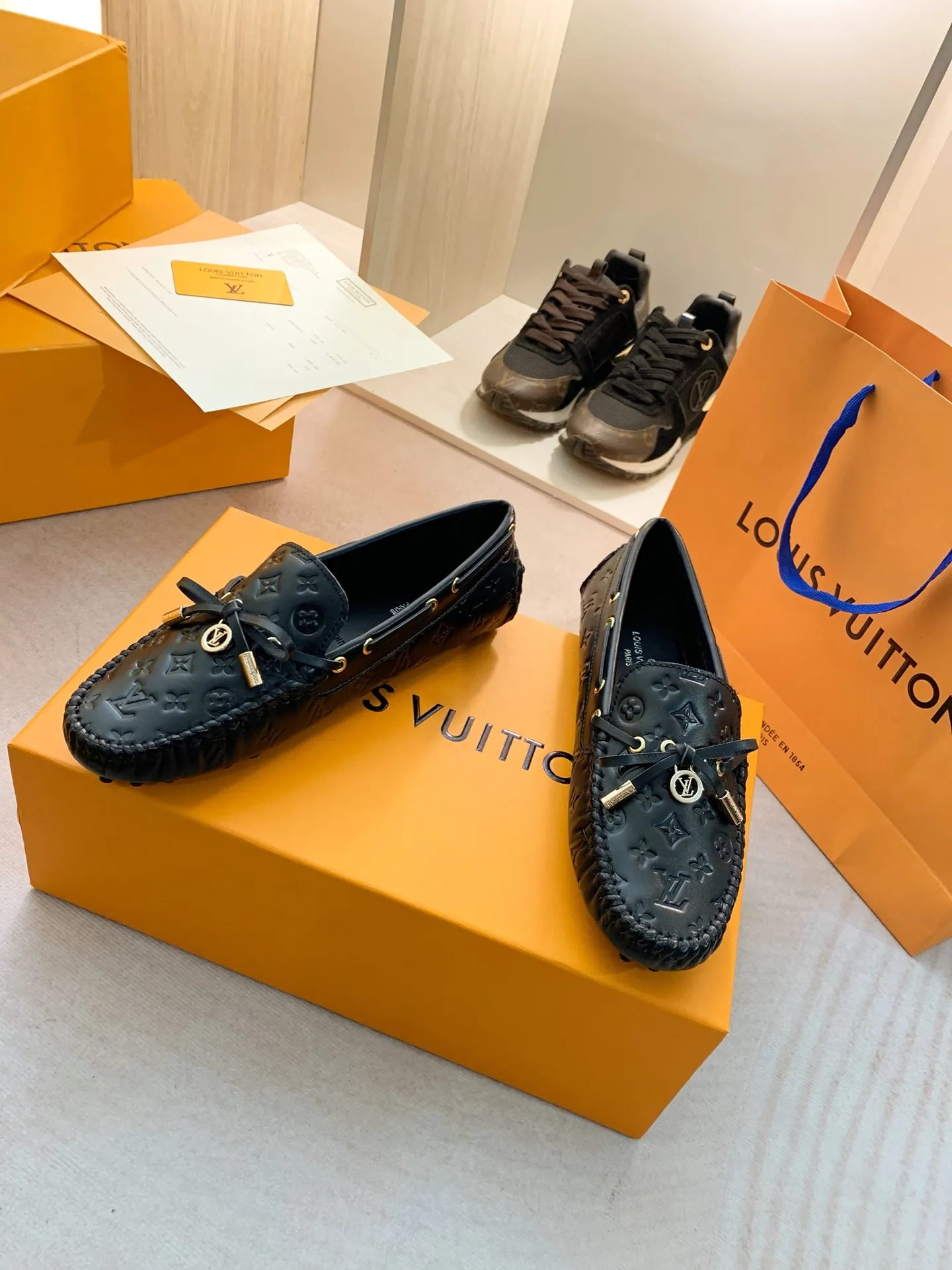 p460💰Couple model❤️🇫🇷 𝙇𝙤𝙪𝙞𝙨 𝙑𝙪𝙞𝙩𝙩𝙤𝙣 🇫🇷Louis Vuitton 2023 Classic𝓛𝓿 𝓣𝓻𝓪𝓲𝓷𝓮𝓻 Sports Series ➪➪➪¯ [Arizona Doudou Shoes Series] ▪️▪️▪️Arizona slip-on shoes are made of Monogram Eclipse canvas. Its hand-painted and dyed edges and hand-sewn uppers fully demonstrate Louis Vuitton's traditional shoemaking craftsmanship. This slip-on shoe is very lightweight. The integrated tongue and upper make it particularly comfortable and flexible. The soft outsole is equipped with rubber padding. Decorated with matching sash. Detailed features: ☑️Monogram Eclipse canvas ☑️Black Eclipse pattern ☑️Hand-painted shoe edges ☑️Hand-sewn uppers (each pair takes time to process) ☑️Integrated tongue and upper construction ☑️Outsole equipped with rubber lining ☑️size: 35_46
